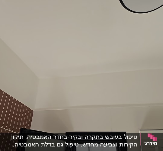 תקרה עם אריחים חומים ודלת פתוחה
